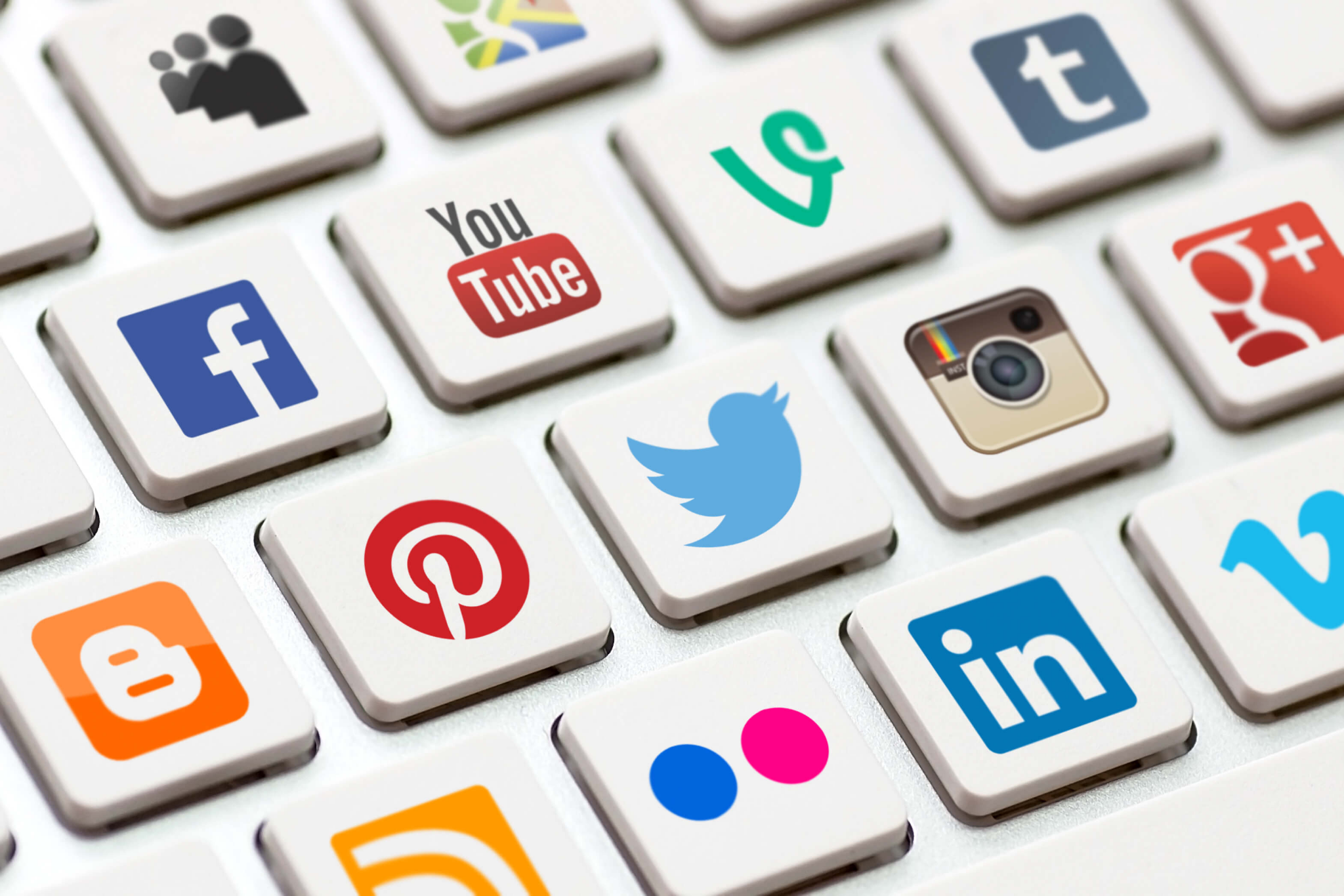 Các nền tảng như Facebook, TikTok, YouTube giúp thương hiệu tăng tương tác và lan truyền thông điệp mạnh mẽ.