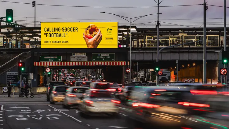 Billboard chi phí cao, quảng cáo thang máy linh hoạt hơn và tối ưu chi phí trên mỗi lượt tiếp cận.
