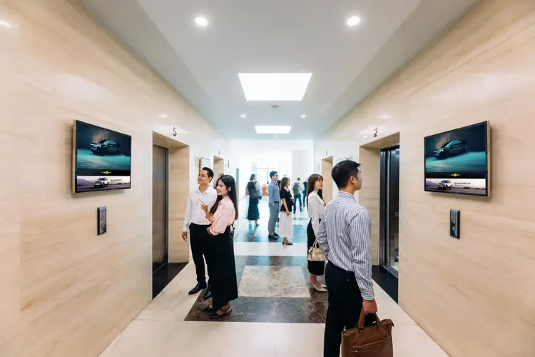 Giá thuê màn hình quảng cáo phụ thuộc vào nhiều yếu tố như loại màn hình, vị trí và thời gian phát sóng.