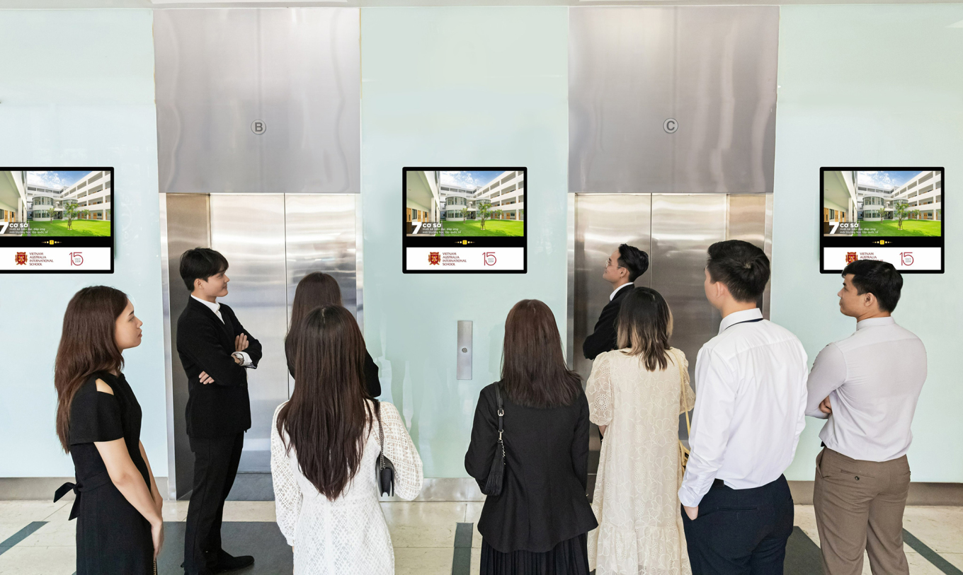 Màn hình LCD tại thang máy, sảnh tòa nhà giúp thương hiệu tiếp cận khách hàng tại các điểm chờ với tần suất lặp lại tự nhiên
