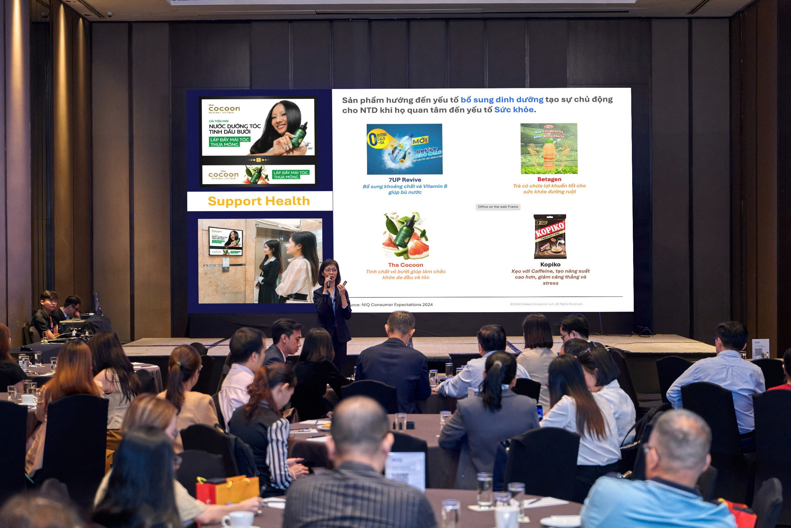 Nguyen Cao Ngoc Dung speaking at the FMCG 2025 forum