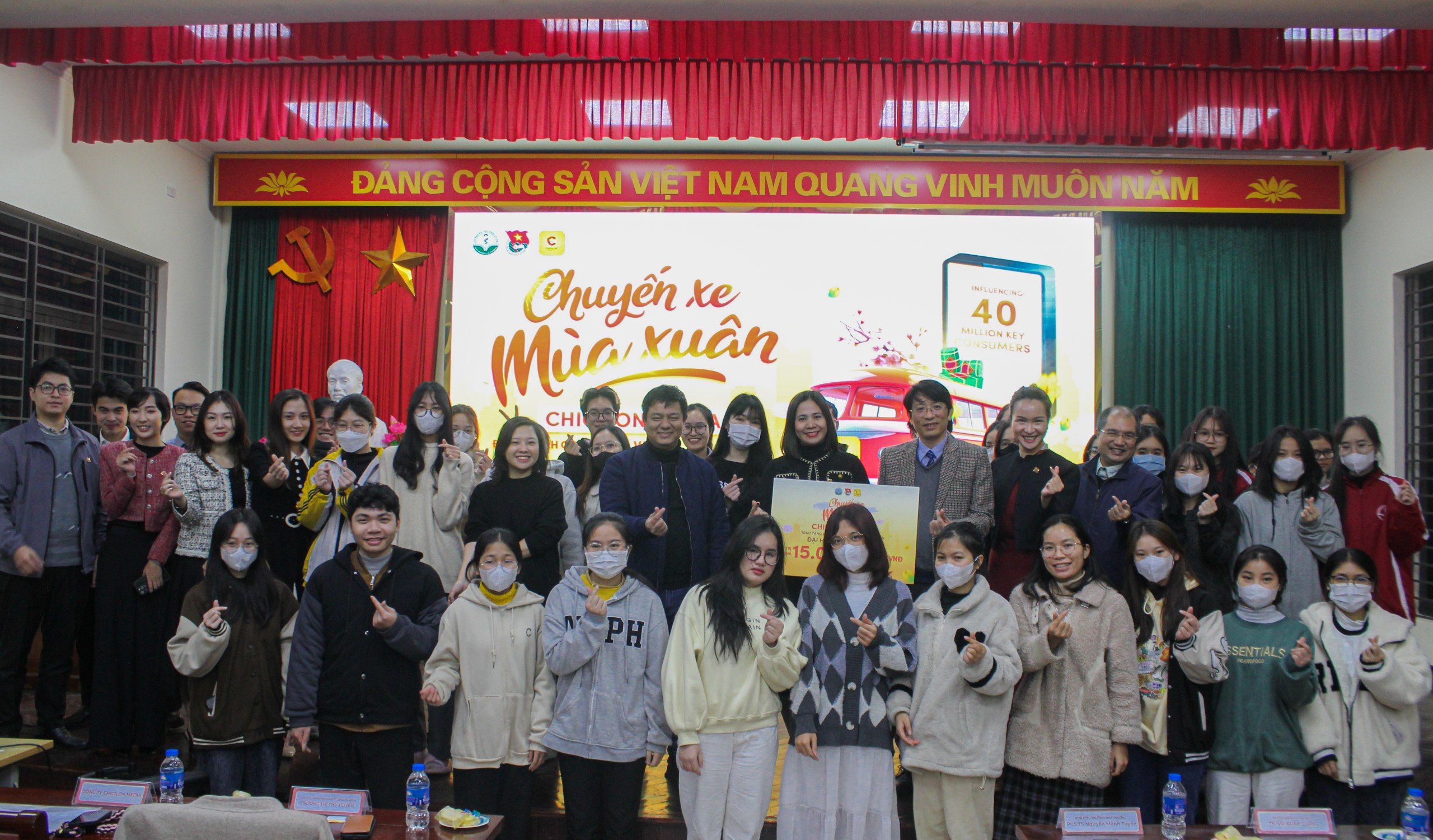Students at Hanoi University of Pharmacy receive support from Chicilon Media