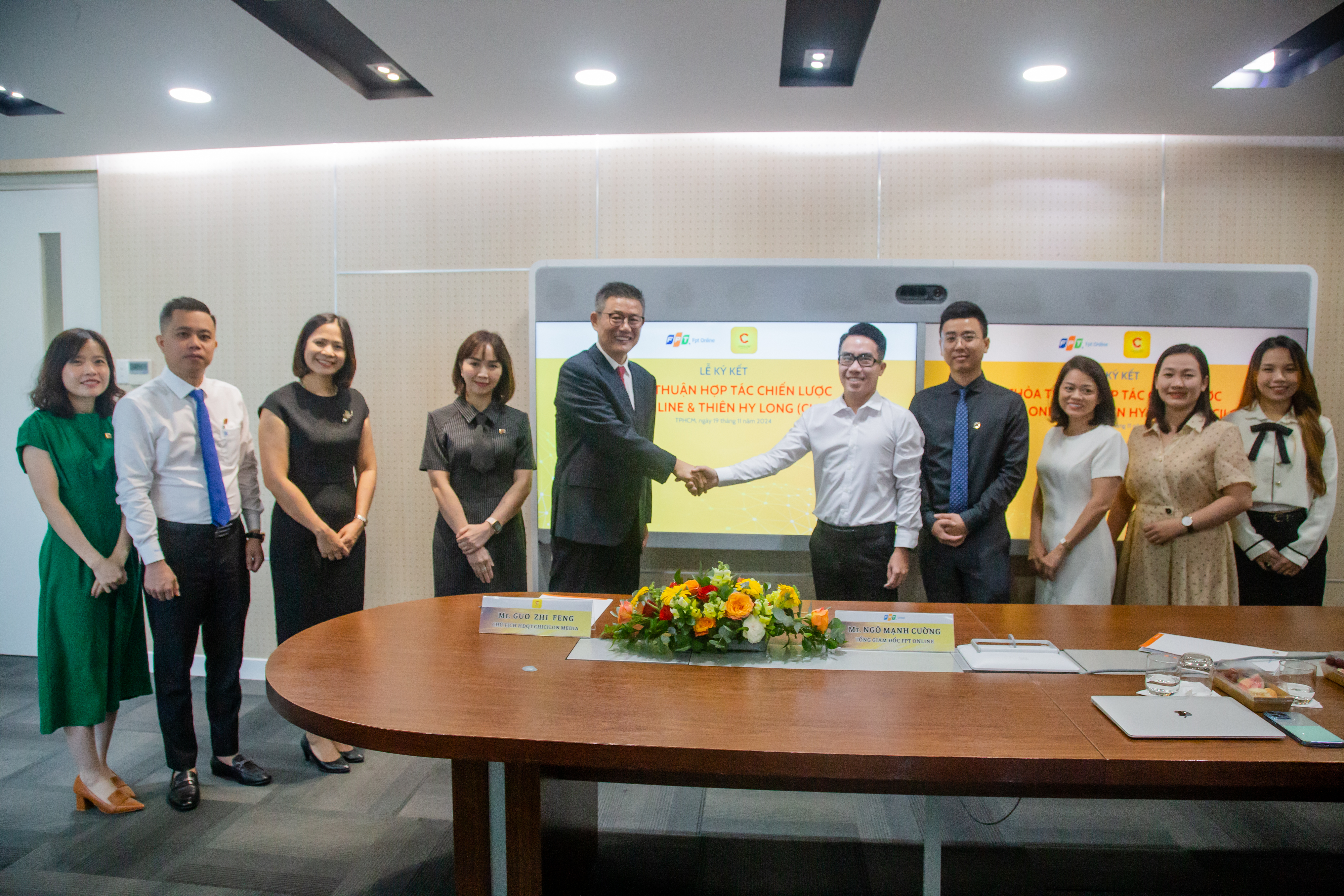 Ông Guo Zhi Feng, Chủ tịch HĐQT Chicilon Media (thứ 5 từ trái sang) và ông Ngô Mạnh Cường, Tổng giám đốc FPT Online (thứ 5 từ phải sang) bắt tay hợp tác