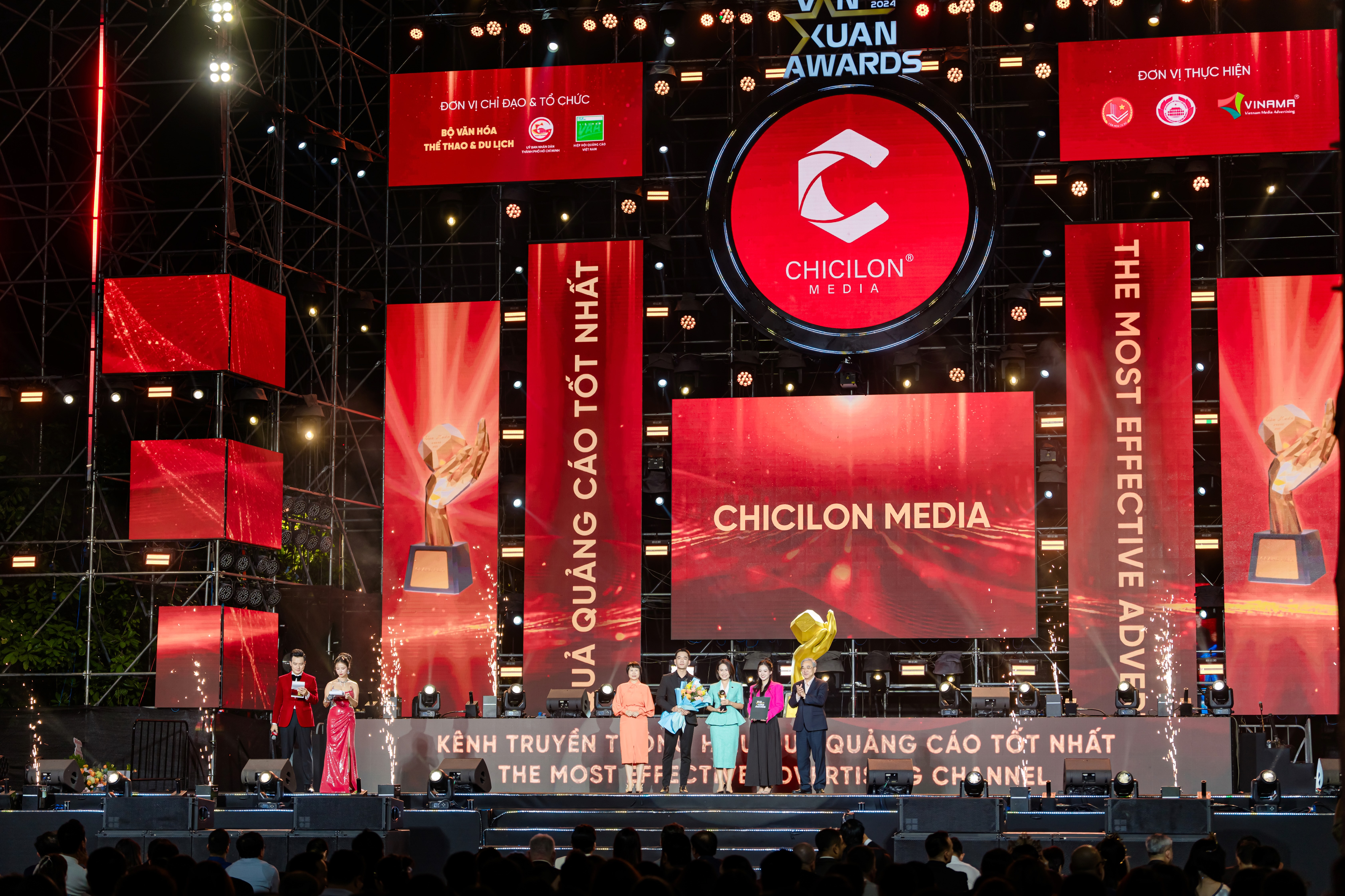 Đại diện Chicilon Media nhận cup tại Lễ trao giải Vạn Xuân Awards 2024