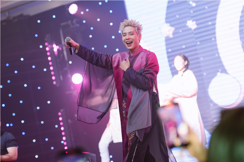Ca sĩ Quân AP trình diễn tại tiệc tổng kết năm - Year End Party của Chicilon Media