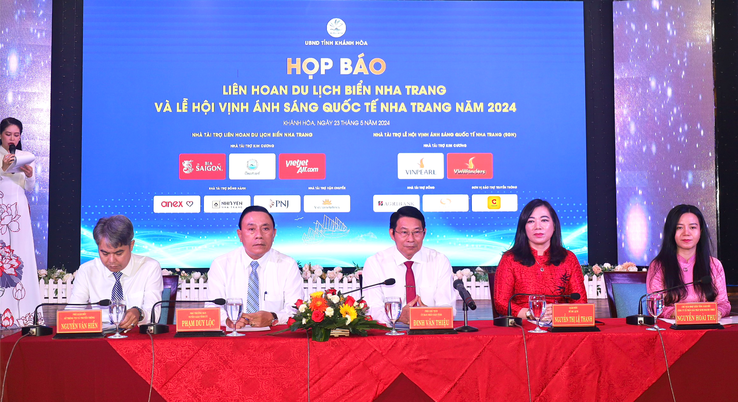Các lãnh đạo UBND tỉnh Khách Hòa tại buổi họp báo