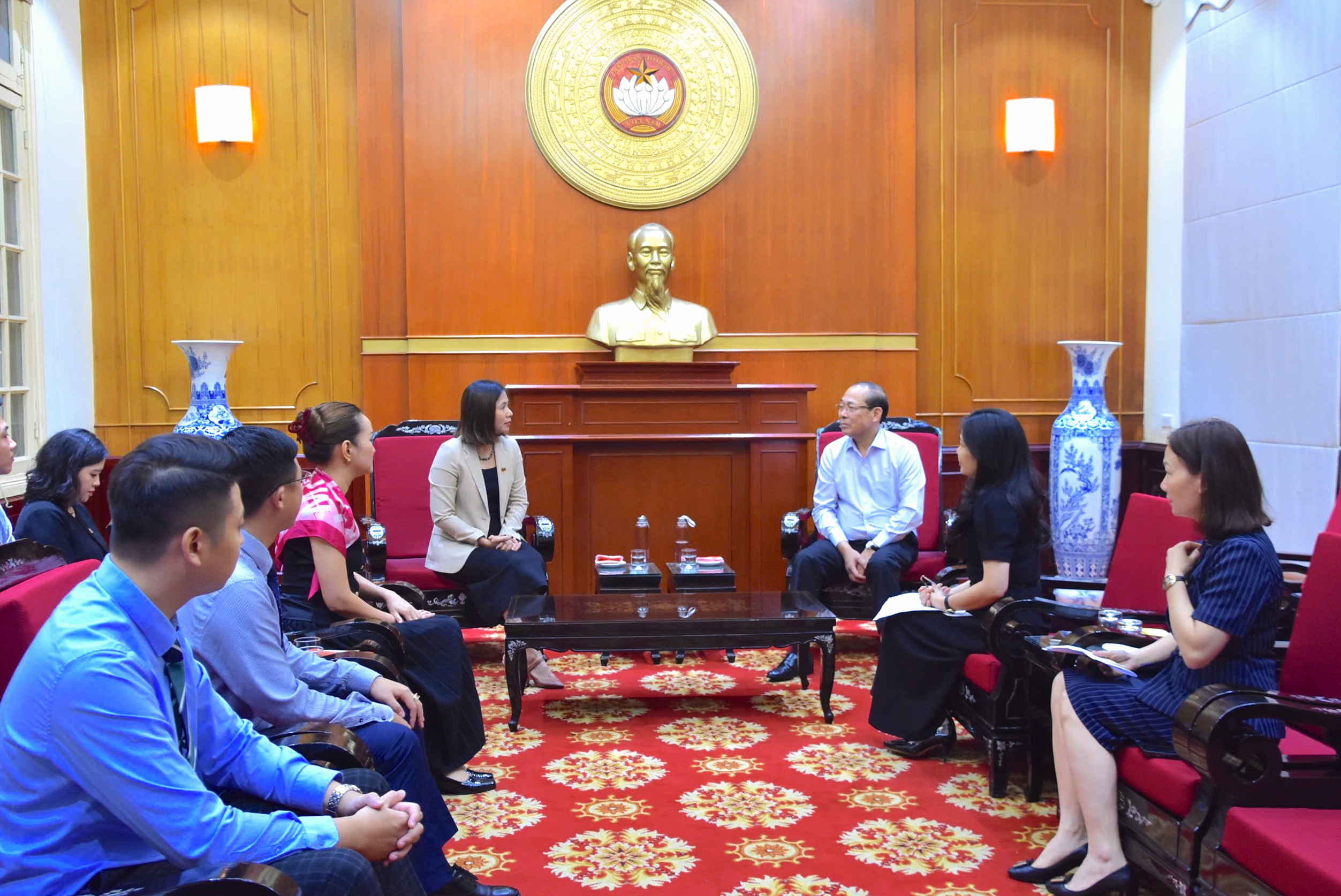 Đại diện Chicilon Media trao đổi cùng đại diện ban Trung Ương MTTQ Việt Nam 