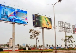 So sánh quảng cáo indoor và outdoor